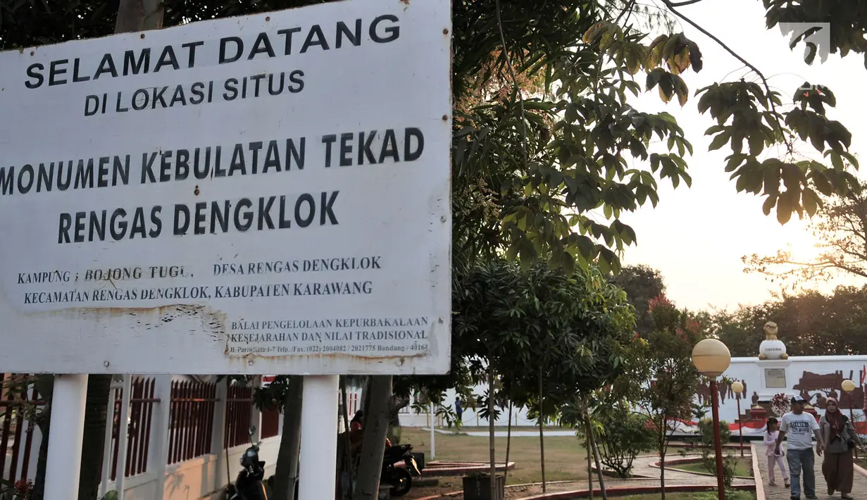Pengunjung saat berwisata sejarah di Monumen Kebulatan Tekad, Rengasdengklok, Karawang, Jawa Barat, Jumat (17/8). Penculikan terhadap Soekarno-Hatta  oleh Golongan Muda Indonesia untuk segera memproklamirkan kemerdekaan. (Merdeka.com/Iqbal S. Nugroho)