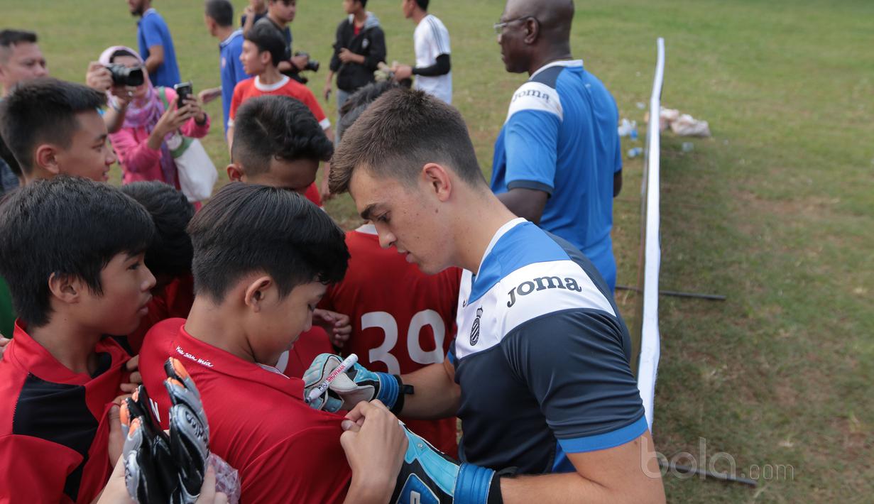 Usai beratih anak-anak berburu tanda tangan kiper Espanyol B, Eduardo Frias di Lapangan  AKRI, Ampera, Jakarta, Minggu (16/7/2017). Coaching Clinic ini diikuti oleh puluhan anak dari SSB Tik Tak. (Bola.com/Nicklas Hanoatubun)
