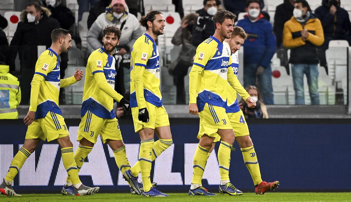 Memasuki babak kedua di menit ke-52, Juventus berhasil unggul 2-0. Gol dicetak Daniele Rugani (kanan) melalui tandukan kepala usai memanfaatkan umpan sepak pojok Arthur Melo. (LaPresse via AP/Marco Alpozzi)