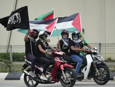 Warga Muslim mengendarai motor membawa bendera Palestina saat konvoi protes menentang serangan Israel di Gaza di luar Kedutaan Besar Amerika Serikat di Kuala Lumpur, Malaysia, Jumat (21/5/2021).  (AP Photo / Vincent Thian)