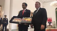 Bertemu PM Denmark, Jokowi Dihadiahi Album Metallica