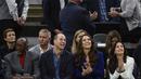 Pangeran Inggris William bersama Kate Middleton, Putri Wales , tertawa saat menyaksikan pertandingan NBA antara Boston Celtics dan Miami Heat di TD Garden di pusat kota Boston, pada 30 November 2022. (Photo By Winslow Townson/Getty Images)
