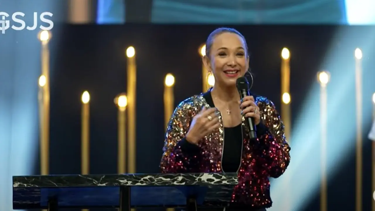 Kiki Fatmala memberi kesaksian dirinya memeluk agama Kristen (YouTube/ GerejaSatuJamSaja)
