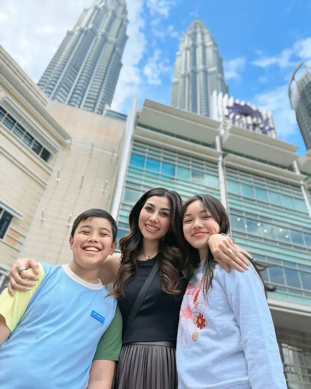 Sepakat prioritaskan kebahagiaan anak, 6 momen Nisya Ahmad liburan bareng mantan suami di Malaysia