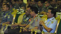 Panglima TNI, Jenderal TNI Gatot Nurmantyo (kedua kiri) berbincang dengan Kabaharkam Mabes Polri, Komjen Putut Eko Bayuseno usai membuka Rapat Paripurna TMD ke-36 di Jakarta, Kamis (3/12/2015). (Liputan6.com/Helmi Fithriansyah)
