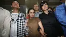Deni Cagur, Ayu Tingting dan Julia Perez menjawab pertanyaan wartawan usai menjalani pemeriksaan di Polda Metro Jaya, Jakarta, Senin (21/3/2016). Ketiganya diperiksa menjadi saksi terkait kasus yang menimpa Zaskia Gotik. (Liputan6.com/Immanuel Antonius)