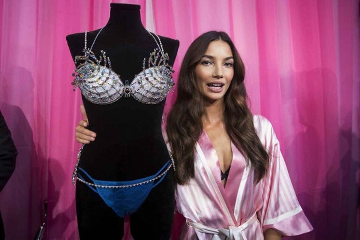 Intip kesibukan model-model seksi Victoria's Secret di ruang ganti
