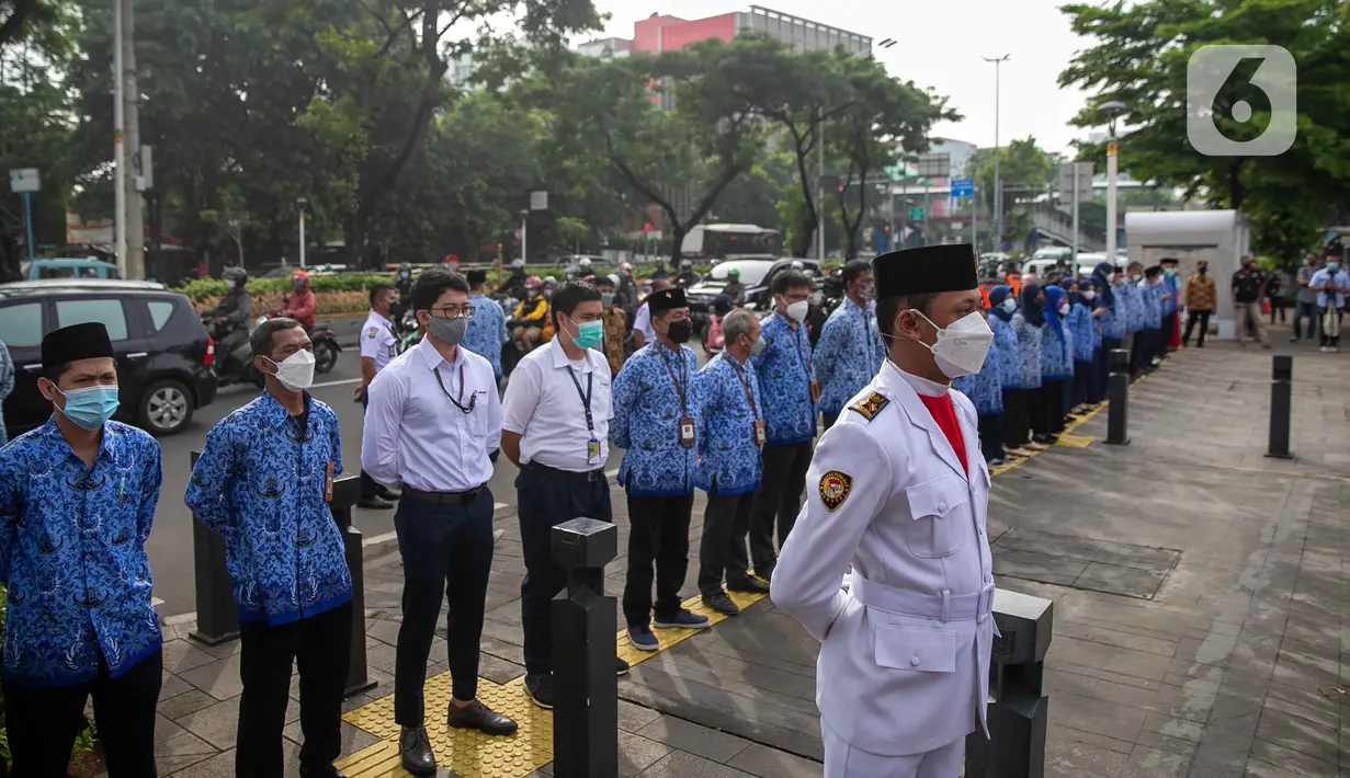 Anggota paskibra beserta peserta mengikuti pengibaran bendera Merah Putih saat upacara di depan Museum Sumpah Pemuda, Jakarta, Kamis (28/10/2021). Upacara tersebut dilaksanakan untuk memperingati Hari Sumpah Pemuda ke-93. (Liputan6.com/Faizal Fanani)