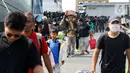 Sejumlah pemudik yang menggunakan KRI Banda Aceh-593 tiba di Dermaga Komando Lintas Laut Militer (Kolinlamil), Tanjung Priok, Jakarta, Senin (15/4/2024). (Liputan6.com/Herman Zakharia)