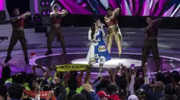 Penyanyi, Via Vallen memeriahkan peluncuran Liga 1 Indonesia 2018 di Studio 5 Indosiar, Jakarta, Senin (19/3/2018). Liga 1 akan mulai digelar pada Jumat (23/3). (Bola.com/Vitalis Yogi Trisna)
