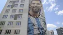 Pelukis asal Argentina, Maximiliano Bagnasco, ikut ambil bagian dalam Tirana MuralFest 2023 dan memutuskan untuk memilih pemain sepak bola yang menjadi idolanya. (AP Photo/Llazar Semini)