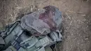 Seorang tentara Israel terlihat tidur dengan menutupi wajahnya. ( 15/7/14) (REUTERS / Baz Ratner)