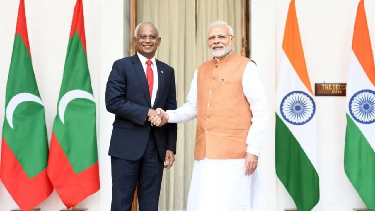 Presiden Maladewa Ibrahim Mohamed Solih (kiri) berjabat tangan dengan Perdana Menteri India Narendra Modi (kanan) dalam pertemuan di New Delhi, Senin 17 Desember 2018 (AP Photo)