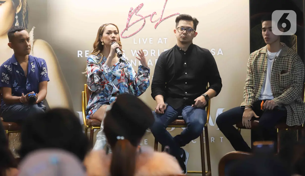 Penyanyi sekaligus bintang film Bunga Citra Lestari (BCL) saat konferensi pers BCL Blossom Intimate Concert di kawasan Gunawarman, Jakarta Selatan, Selasa (5/7/2022). Konser tunggal internasional pertama Bunga Citra Lestari (BCL) yang bertajuk BCL Blossom Intimate Concert akan digelar pada 19-20 Agustus 2022 mendatang. (Liputan6.com/Herman Zakharia)