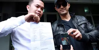 Merasa sudah habis kesabarannya, Hengky Kurniawan melaporkan rekan bisnisnya. Bersama kuasa hukumnya, ia mendatangi ke Sentra Pelayanan Kepolisian Terpadu (SPKT), Polda Metro Jaya, hari ini. (Deki Prayoga/Bintang.com)