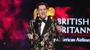 Aktor komedi Jim Carrey saat menerima penghargaan selama acara BAFTA Los Angeles Britannia Awards 2018 di Beverly Hilton di Beverly Hills, California (26/10). Jim Carrey menerima Penghargaan Charlie Chaplin Britannia. (AFP Photo/Kevin Winter)