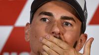 Pembalap Repsol Honda, Jorge Lorenzo, saat mengumumkan akan pensiun dari MotoGP. Kabar itu disampaikan Lorenzo pada konferensi pers jelang MotoGP Valencia, Kamis (14/11/2019). (AFP/Jose Jordan)