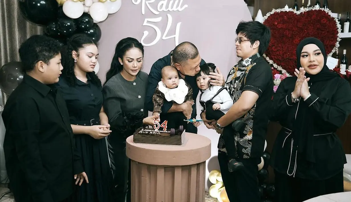 Kompak, keluarga mengenakan busana serba hitam di acara perayaan ulang tahun ke-54 Raul Lemos. [Foto: Instagram/attahalilintar]