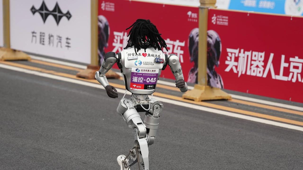 FOTO: Robot Humanoid Unjuk Kecepatan di Ajang Lari Marathon Beijing