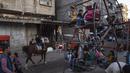 Meski berada dalam situasi konflik, anak-anak Palestina masih menyambut Idul Fitri dengan gembira dan meriah. (AP Photo/Fatima Shbair)