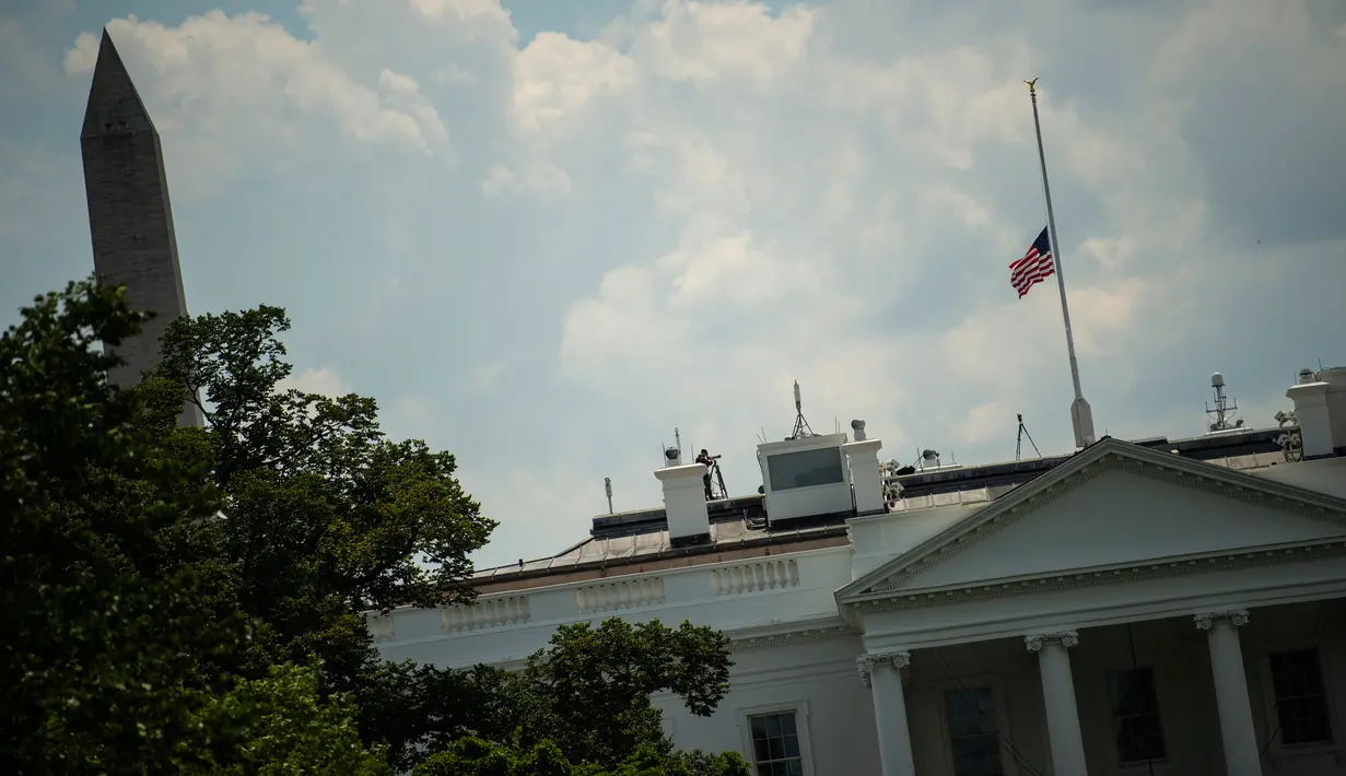 Bendera Amerika Serikat berkibar setengah tiang di Gedung Putih, Washington DC, Minggu (4/8/2019). Presiden Donald Trump memerintahkan pengibaran bendera setengah tiang di semua gedung pemerintah untuk mengenang korban tewas dalam dua penembakan massal di El Paso, Texas, dan Ohio. (Eric BARADAT/AFP)