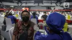 Petugas medis menyuntikkan vaksin COVID-19 kepada pelaku sektor jasa keuangan di Lapangan Tennis Indoor Senayan, Jakarta, Rabu (16/6/2021). Sebanyak 100 ribu dosis vaksin disediakan untuk pelaku sektor jasa keuangan. (Liputan6.com/Faizal Fanani)