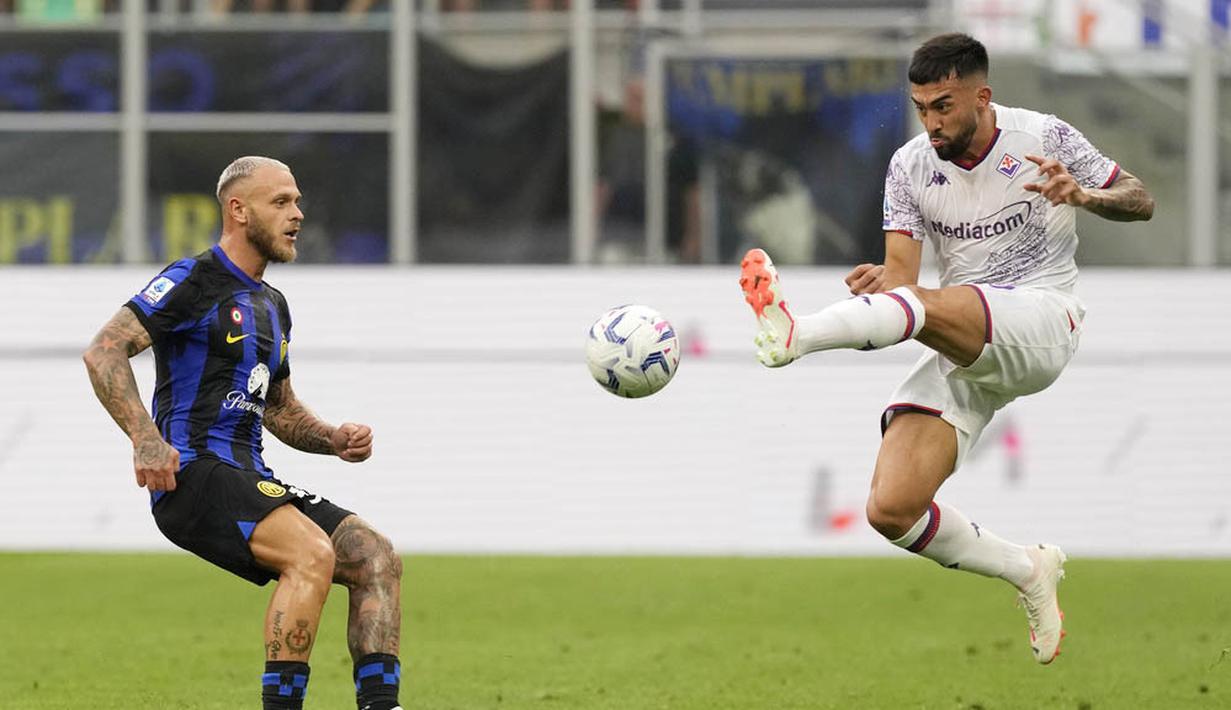Pemain Fiorentina, Nicolas Gonzalez, berusaha menghalau bola dari pemain Inter Milan, Federico Dimarco, pada laga Liga Italia pekan ketiga Serie A 2023/2024 di Stadion Giuseppe Meazza, Minggu (03/09/2023). Inter Milan menang dengan skor 4-0. (AP Photo/Antonio Calanni)