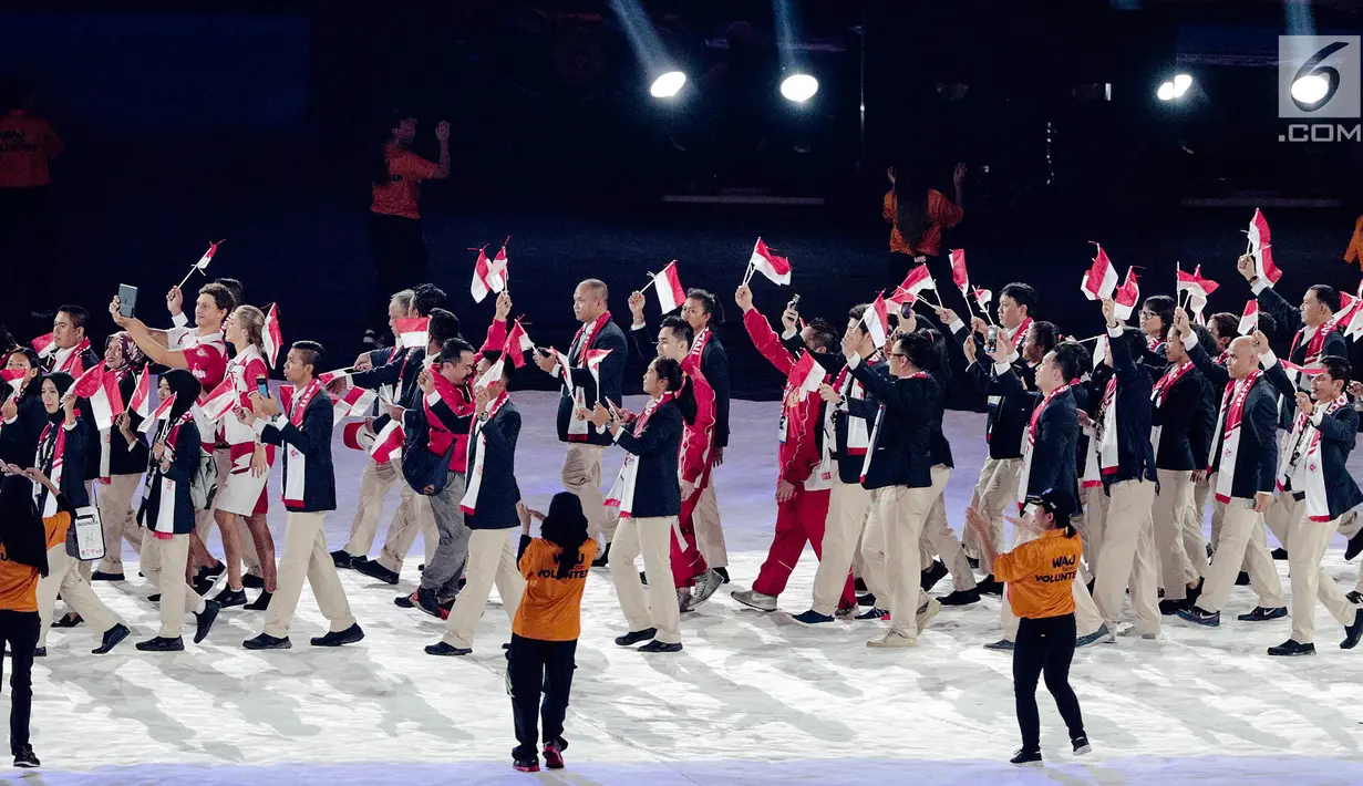  Kontingen Indonesia tampil berbusana jas pada parade atlet di pembukaan SEA Games 2017 Stadion Bukit Jalil, Kuala Lumpur, Malaysia, Sabtu (19/8).  Perenang, I Gede Siman Sudartawa tampil di depan sebagai pembawa bendera. (Liputan6.com/Faizal Fanani)
