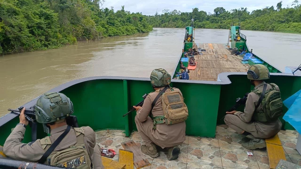 FOTO: Pengawalan Ketat Distribusi Logistik ke Yahukimo Papua