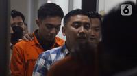 Tersangka Mario Dandy Satrio seusai menjadi saksi dalam kasus penganiayaan David Ozora dengan terdakwa AG, pacarnya di Pengadilan Negeri Jakarta Selatan, Selasa, (4/4/2023). (merdeka.com/Imam Buhori)