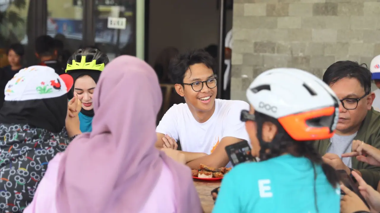 Di tengah kesibukannya yang padat saat berkunjung ke Sulawesi Selatan, Muhammad Zinedine Alam Ganjar menyempatkan berolah raga mengelilingi pusat kota Makassar, Kamis (7/12) pagi. Olahraga tersebut dilakukan Alam bersama sejumlah anggota Banteng Muda Indo