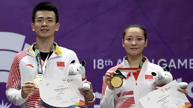 Zheng Siwei (kiri) dan Huang Yaqiong