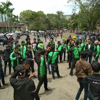 Foto ratusan pengemudi ojek online berkumpul di depan gedung DPRD Sumsel yang diposting di instagram @gojekplg (Liputan6.com / ist - Nefri Inge)