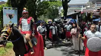 Prosesi jalan salib Yesus Kristus saat peringatan Jumat Agung di Paroki Santo Fransiskus Xaverius Pineleng, Kabupaten Minahasa, Sulut, pada Jumat (18/4/2025).