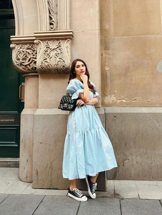 <p>Dress dengan detail ruffle berwarna biru muda.&nbsp;(instagram/achasinaga)</p>