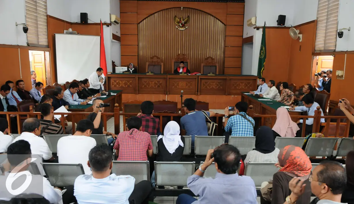 Sejumlah orang menyaksikan sidang praperadilan Buni Yani di Pengadilan Negeri Jakarta Selatan, Selasa (13/12). Pihak Buni Yani sendiri ingin nama baiknya dikembalikan dengan adanya sidang praperadilan ini. (Liputan6.com/Helmi Affandi)