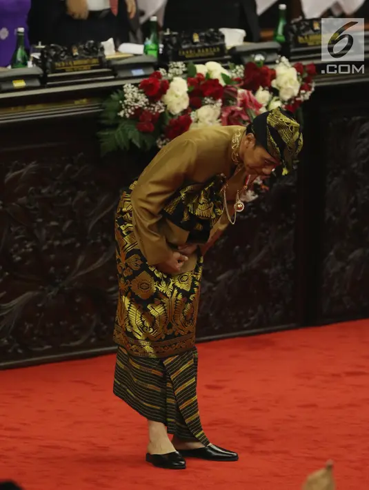 Presiden Joko Widodo membungkukan badan ke arah anggota dewan sebelum menyampaikan Pidato Kenegaraan dalam Sidang Bersama DPD-DPR di Kompleks Parlemen, Senayan, Jakarta, Jumat (16/8/2019). Di Sidang Bersama DPR-DPD ini, Jokowi mengenakan pakaian adat Sasak, NTB. (Liputan6.com/Johan Tallo)