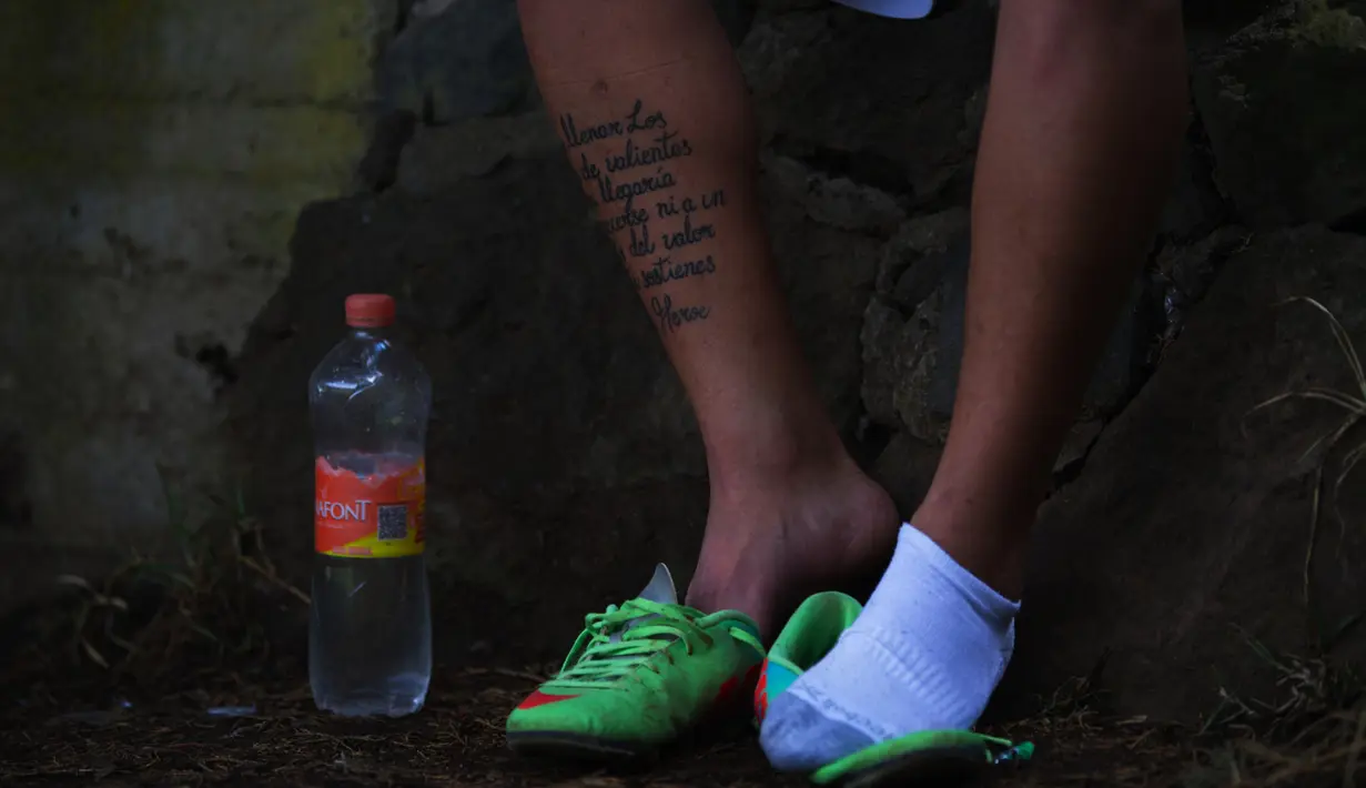 Sekitar 10 tim yang tergabung dalam liga amatir bermain di kawahnya pada akhir pekan. (CLAUDIO CRUZ / AFP)