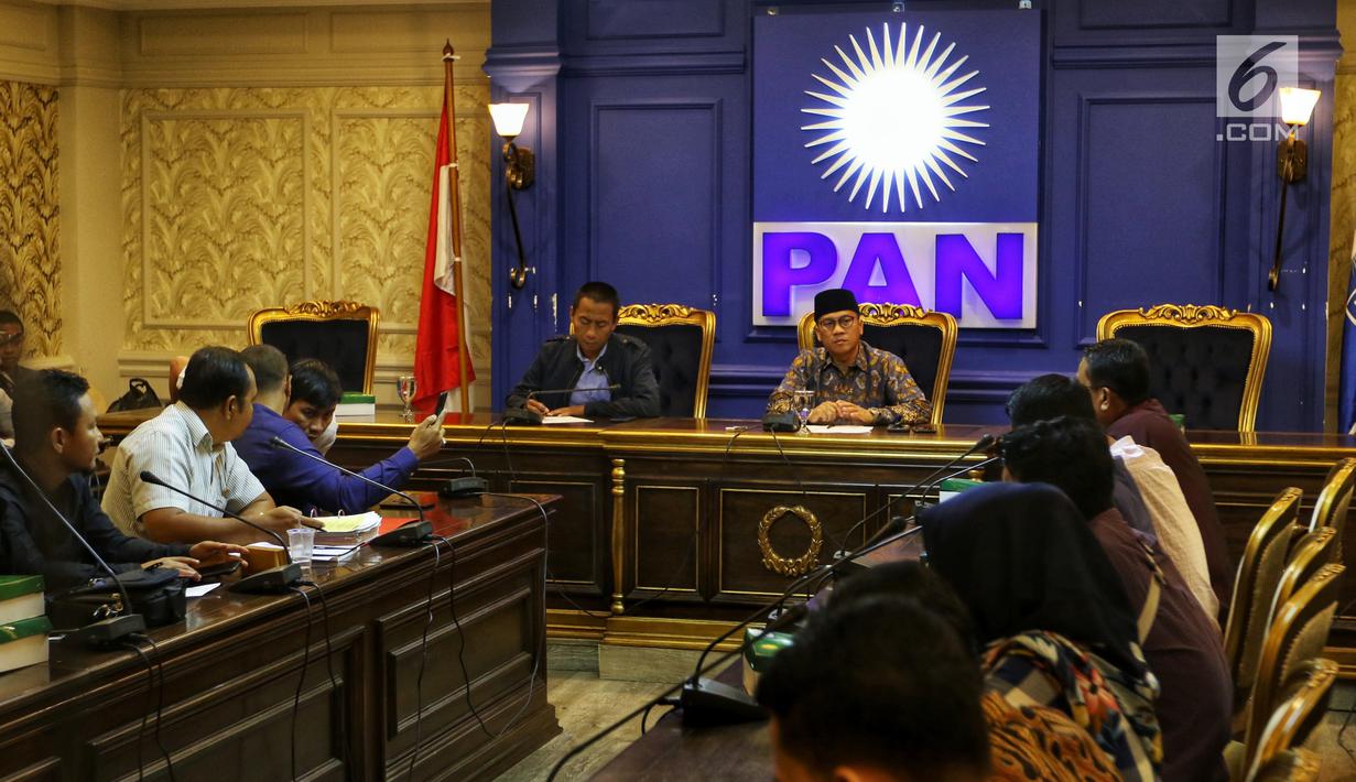 Ketua F-PAN DPR Yandri Susanto (kanan) menerima Gerakan Aliansi Menolak Pertambangan Gunung Gede dan Merdeka Banten di Jakarta, Rabu (20/3). Masyarakat meminta F-PAN menyelesaikan konflik pertambangan di Banten. (Liputan6.com/JohanTallo)