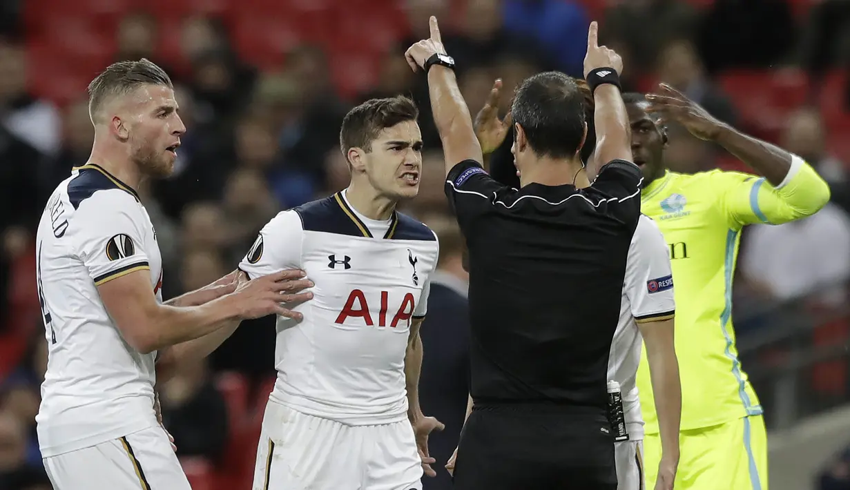 Bek Tottenham, Harry Winks, protes kepada wasit usai diberikan kartu kuning. Pertandingan yang berlangsung keras ini membuat wasit mengeluarkan 10 kartu kuning dan satu kartu merah untuk Dele Alli. (AP/Matt Dunham)