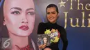 Penyanyi Julia Perez memperlihatkan album terbarunya yang bertajuk "The Best of Julia Perez" di kawasan Tugu Tani, Jakarta, Jumat (7/10). Album The Best of Julia Perez merupakan album ketiga dari Jupe (Liputan6.com/Herman Zakharia)