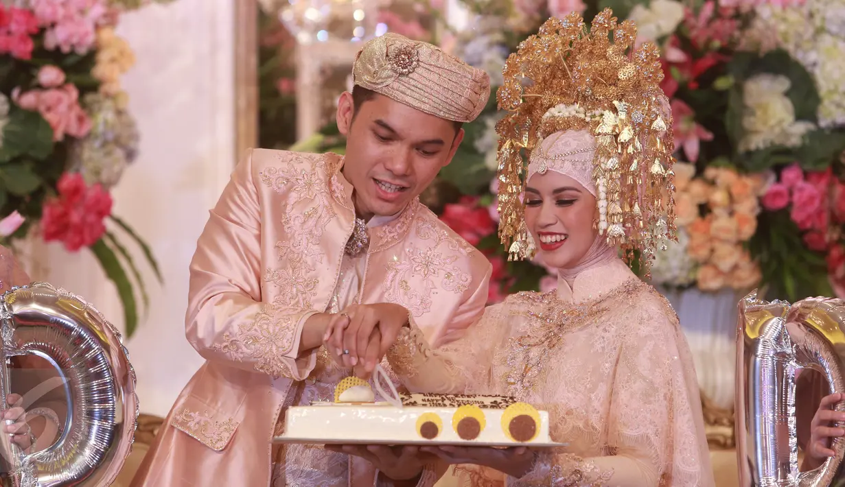 Pasangan Ben Kasyafani dan Nesyana Ayu Nabila memotong kue ulang tahun pada repsepsi pernikahan kedua Ben di kawasan Mega Kuningan, Jakarta, Sabtu (30/7). Acara resepsi pernikahan Ben turut dihadiri oleh sejumlah selebritas. (Liputan6.com/Herman Zakharia)