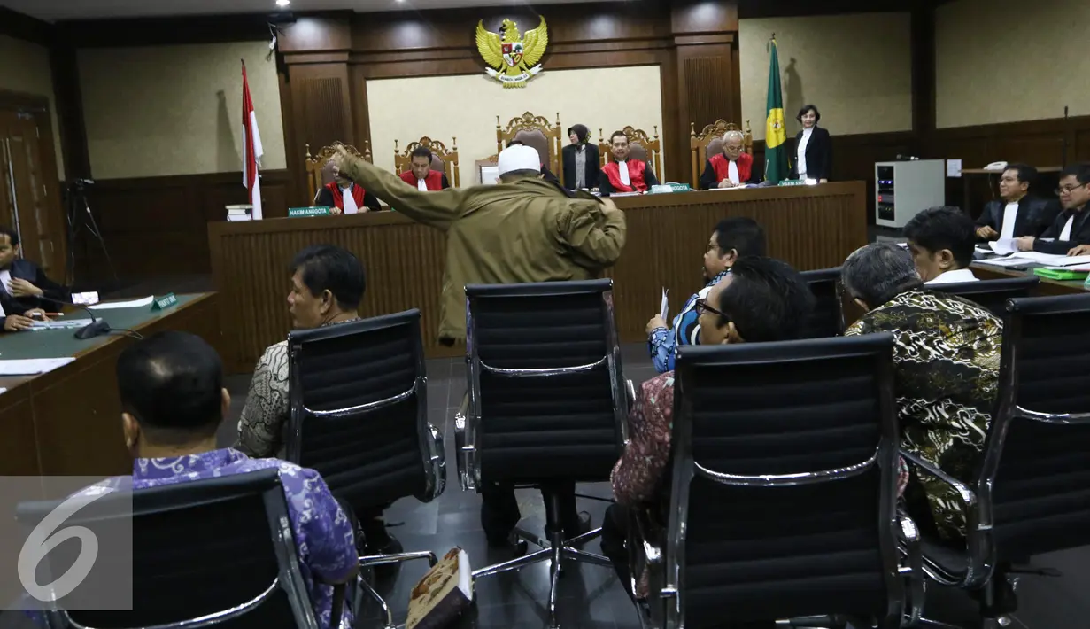 Suasana setelah sidang tujuh anggota DPRD Provinsi Sumatera Utara (Sumut) kasus suap dari Gatot Pujo Nugroho di pengadilan Tipikor, Jakarta,  Rabu (26/10). (Liputan6.com/Helmi Affandi)
