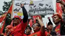  Puluhan ribu buruh memperingati Hari Buruh International (May Day), di depan Istana Negara, Jakarta, Jum'at (1/5/2015). Lebih dari 100.000 buruh memenuhi jalanan Jakarta dan beraksi di depan Istana Merdeka. (Liputan6.com/Andrian M Tunay) 