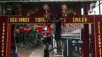 Warga menghias gapura dengan pernak-pernik Imlek di Kampung Limo, Depok, Jawa Barat, Rabu (26/1/2022). Kampung dengan sejumlah warga keturunan Tionghoa tersebut menyambut perayaan Tahun Baru Imlek 2022 dengan menghias gapura dan jalan dengan pernak-pernik Imlek. (Liputan6.com/Johan Tallo)