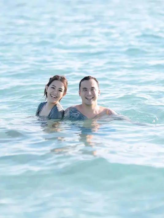 Netizen yang melihat kemesraan mereka pun mengaku senang dan berharap tak ada lagi orang ketiga di antara rumah tangga Rendy dan Lady.