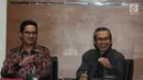 Wakil Ketua KPK, Alexander Marwata (kanan) didampingi Juru Bicara KPK, Febri Diansyah saat hendak memberikan keterangan terkait OTT di PN Jaksel di Gedung Komisi Pemberantasan Korupsi, Jakarta, Rabu (28/11). (Merdeka.com/Dwi Narwoko)