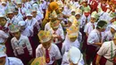 Seorang guru merapihkan jilbab murid baru kelas satu saat pelaksanaan MPLS (Masa Pengenalan Lingkungan Sekolah) di SDN Meruyung, Depok, jawa Barat, Senin, 13 Juli 2007. (KLY/ Arie Basuki)