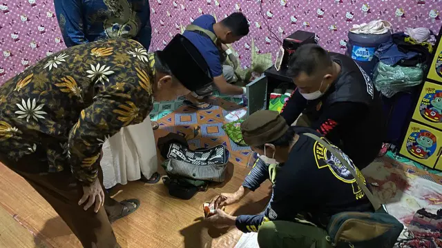 Polisi selidiki penyebab kematian seorang perempuan di Way Kenanga, Lampung. (Liputan6.com/Ardi Munthe)