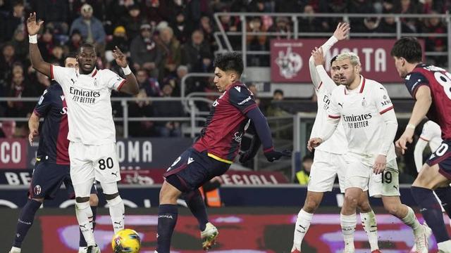 Santiago Castro mencetak gol dalam laga Bologna vs AC Milan di Serie A 2024/2025, Jumat (28/2/2025) dini hari WIB. (c) Massimo Paolone/LaPresse via AP